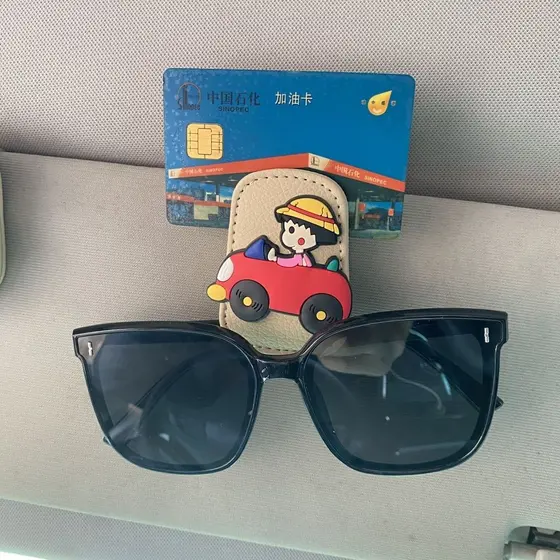 Clipe de óculos de sol Shin-Chan para dirigir, decorações de carro, quatro estações, clipe Universal para carro20260708