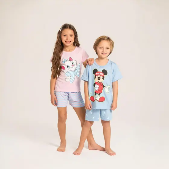 Kit 6 Peças Pijama Brilha no Escuro Personagens Menino e Menina Infantil Mickey Stitch Aranha Minnie