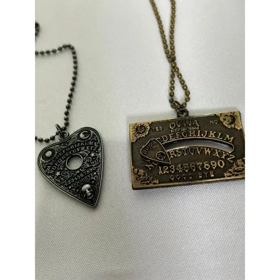 Colar Tabuleiro Ouija Gótico Grunge - Pingente Planchette ou Placa Acessório Gótico, Geek e Halloween