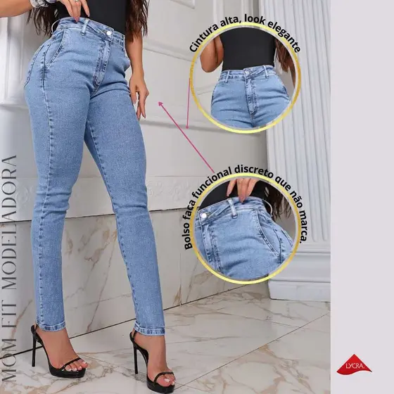 Calça Feminina Mom Fit Cintura Alta Lavagem Clara com Lycra e Bolsos Funcionais