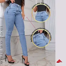 Calça Feminina Mom Fit Cintura Alta Lavagem Clara com Lycra e Bolsos Funcionais