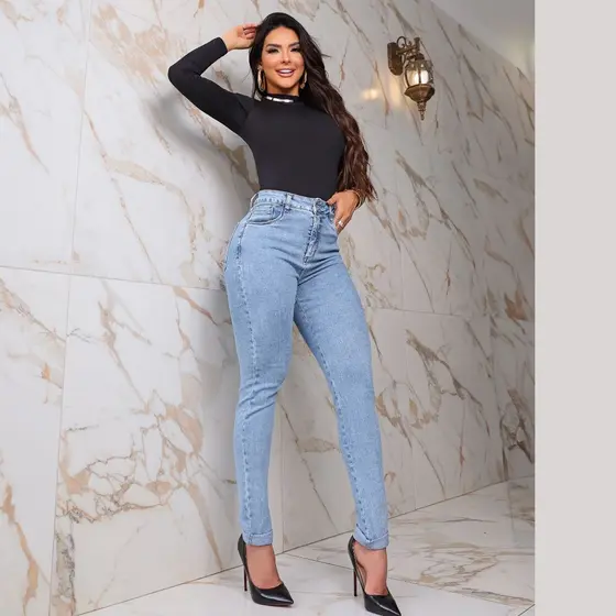 Calça Mom Fit Jeans Feminina Cintura Alta com Lycra Lavado Claro Modela a Cintura