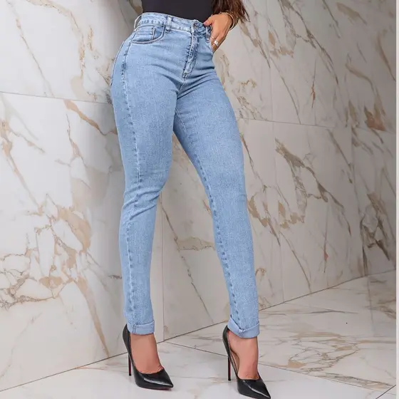 Calça Jeans Feminina Mom Fit com Cintura Alta Compressor Interno Modelador Lavado Claro