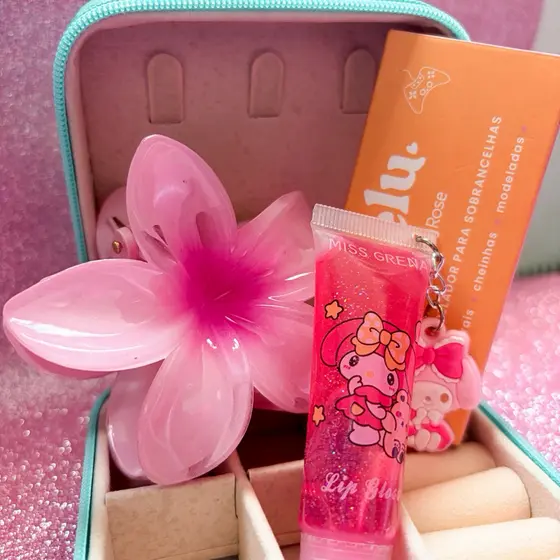 Kit Feminino Presente com Estojo, Gloss, Gel para Sobrancelhas e Piranha Flor | Necessaire Aesthetic
