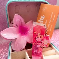 Kit Feminino Presente com Estojo, Gloss, Gel para Sobrancelhas e Piranha Flor | Necessaire Aesthetic