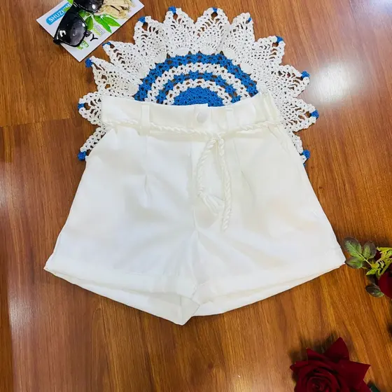 Short alfaiataria feminina com cinto , com bolso , com botão na frente e com ziper