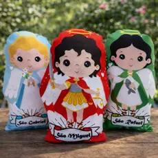 Almofada Naninha São Miguel Rafael Gabriel 28cm com Oração – Infantil Antialérgica Lavável