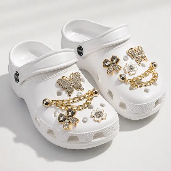 Chinelo Feminino Babuche Nuvem Pigentes de Metal Corfly Baixo 100% EVA Broches Leve Antiderrapante