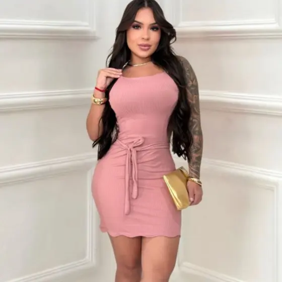 Vestido Feminino Colado Curto Com Amarração Detalhe de Nuvem na Barra Delicado e Sofisticado