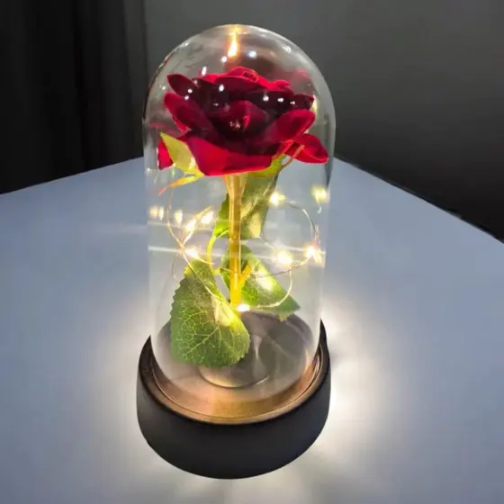 Presente Rosa Encantada com Luz LED – Flor Eterna Decorativa em Cúpula de Acrílico