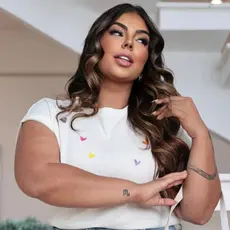 Blusa Feminina Plus Size Manga Japonesa Coração Colorido Bordado Estilo Confortável e Moderno