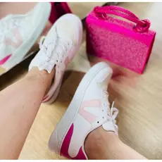 Tênis Feminino Branco com Detalhes Rosa – Conforto e Estilo Versátil/Pronta entrega e envio imediato