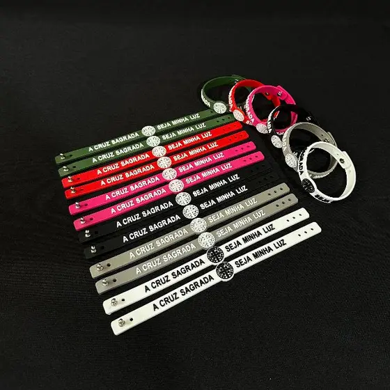 Pulseira Católica Medalha De São Bento Silicone Escrita A Cruz Sagrada Seja Minha Luz Varias Cores Lançamento Única 2025