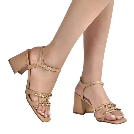 Sandália Via Marte Salto Bloco 7cm Nude Feminina Tiras Bolinhas Metálicas Confortável