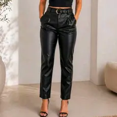 Calça Preta De Couro Feminina Com Cinto Elegante