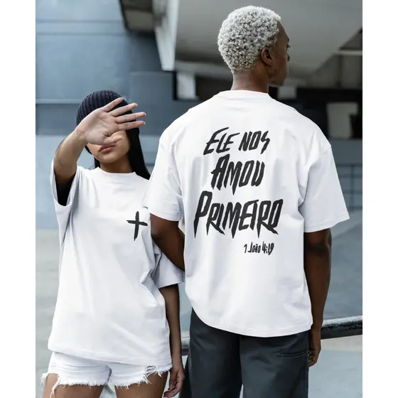 Camiseta Unissex Premium OVERSIZAD 100% Algodão Cristã Evangélica 1João 4:19 Ele Nos Amou Primeiro Envio Imediat