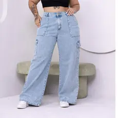 Calça Jeans Cargo Plus Size Wide Leg Cintura Alta Lavagem Clara – Confortável e Estilosa
