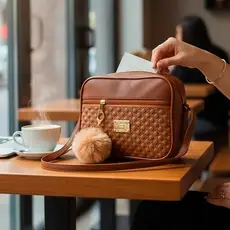 Bolsa Pequena Transversal De Ombro Alça Regulável Estampa Moderna Com 3 Divisorias Acompanha ChaveiroPompom ENVIO RAPIDO