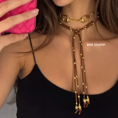 Colar Country Western Cowgirl com Bolinhas Metal Bridão em Couro Camurça Elegante