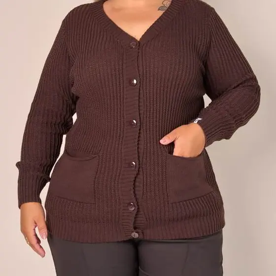 Casaco Feminino Plus Size Decote V com Bolsos Frontais e Fecho em Botões Mariá Mariotti - 20496