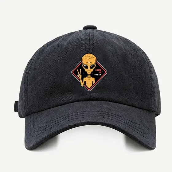 Bone baseball masculino preto Came In PeaceCom regualgem cores bege e branco