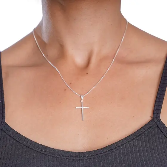 Colar feminino pingente cruz banhado a prata 925