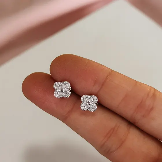 Brinco Infantil Flor Diamantada Banhada A Prata 925