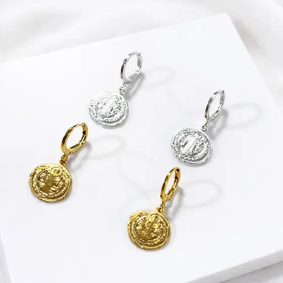 Brinco Argola click Medalha São Bento Banhado a Prata 925/ Banhada a Ouro 18k