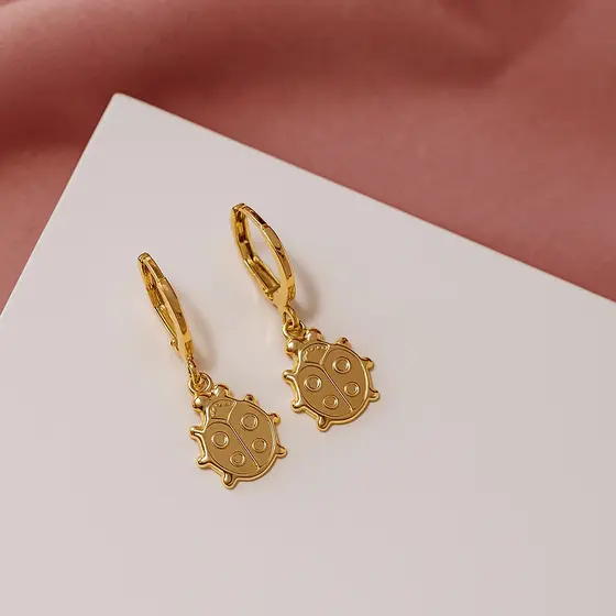 Brinco Infantil Argola Click Com Berloque Joaninha Banhado A Ouro 18k