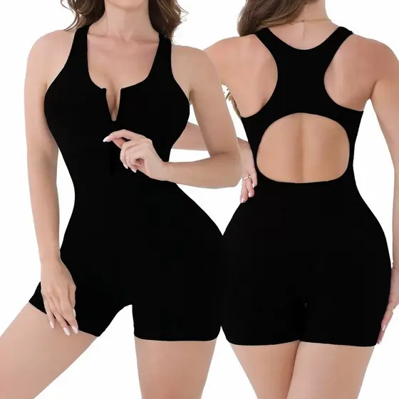 Macacão curto feminino sem costas em poliéster canelado, com zíper e bolsos estilo esportivo boa elasticidade e moderno.