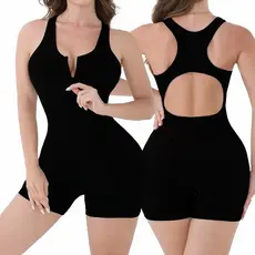 Macacão curto feminino sem costas em poliéster canelado, com zíper e bolsos estilo esportivo boa elasticidade e moderno.