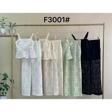 Conjunto de duas peças composto por top camisola com recortes em renda calça reta de cintura alta que afina a silhueta.