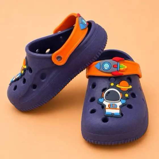 Babuche Infantil Menino Astronauta Detalhe Foguete Na Alça Sandália Masculino Estiloso Para Todas Ocasiões
