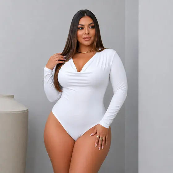 Body Feminino Plus Size Manga Longa com Decote Degagê Drapeado e Fecho – Elegância e Conforto