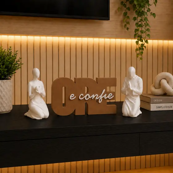 Kit Decorativo “ORE e Confie” com 2 Bonecos Orando 10cm Sala, Rack, Escritório e Presente Cristão