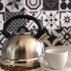 Chaleira Inox 3 Litros Com Apito Cabo Ergonomico Em Naylon Antitermico Gatilho para abertura do Bico