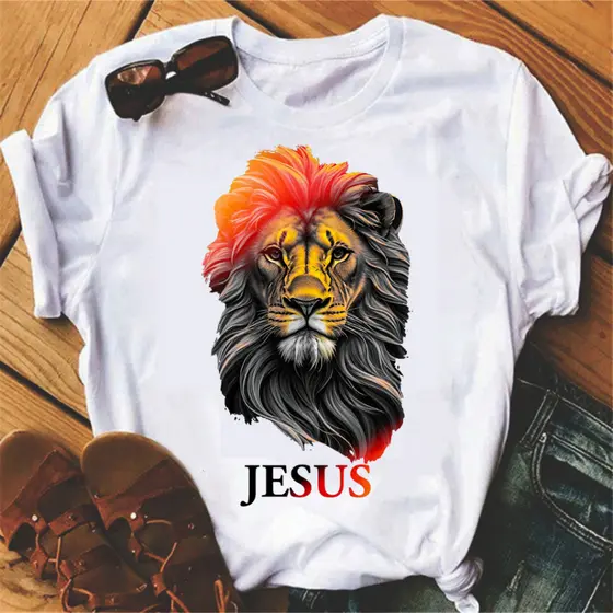 T-Shirt Feminina com Estampas de Leões e Cristãs