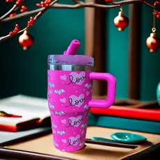 Caneca térmica portátil colorida em formato de coração com desenhos.