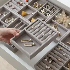 Organizador de Bijuterias e Relógios - Bandeja de Veludo para Closet! Porta jóias para gavetas, elegante e prática, mant