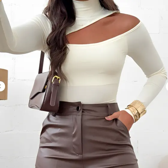 Body Gola Alta Manga Longa Decote Ombro Vazado Recorte Feminino Elegante Tecido Premium Tamanho Unico