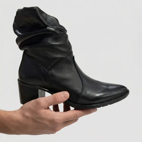 Bota Preta Feminina Couro Legítimo com Zíper e Salto Confortável