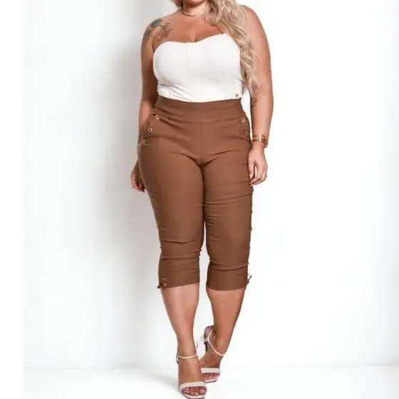Calça Feminina Capri Com ilhos Plus Size