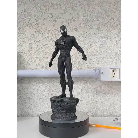 Boneco de Resina Homem-Aranha Preto (Simbiote) – Detalhado