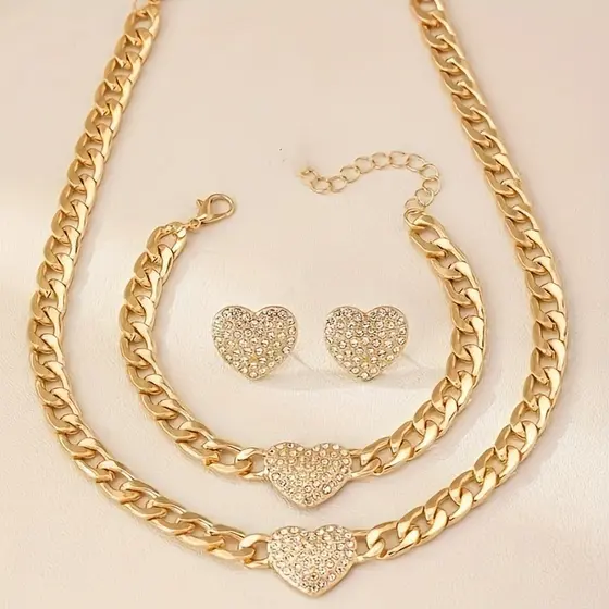 Novo conjunto feminino de colar, pulseira e brincos com pingente de coração cravejado de diamantes e corrente grossa.