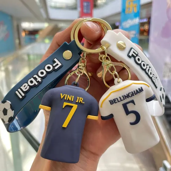 Nova camisa de futebol chaveiro dos desenhos animados boneca mochila pingente carro chaveiro pequeno presente