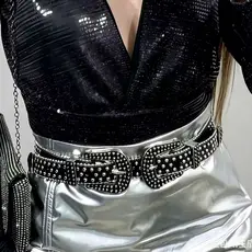 Cinto feminino com fivela dupla e rebites.
