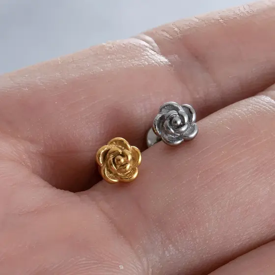 Brinco de Rosa Aço Cirúrgico - Perfeito para Hélix, Tragus, Concha e Cartilagem