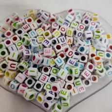 Miçanga Letra Letrinha Quadrada vogais 6mm 120 unidades branca com letras coloridas com furo passante Largo