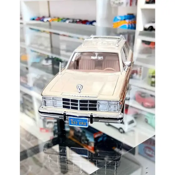 Miniatura Carrinho Metal Escala 1/24 Lebaron Town & Country Abre As Portas