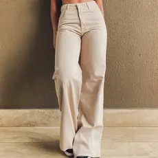 calça feminina jeans wide leg azul escuro super tendência empina bumbum e valoriza o corpo